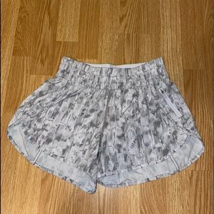 lululemon track that mid-rise 5" shorts